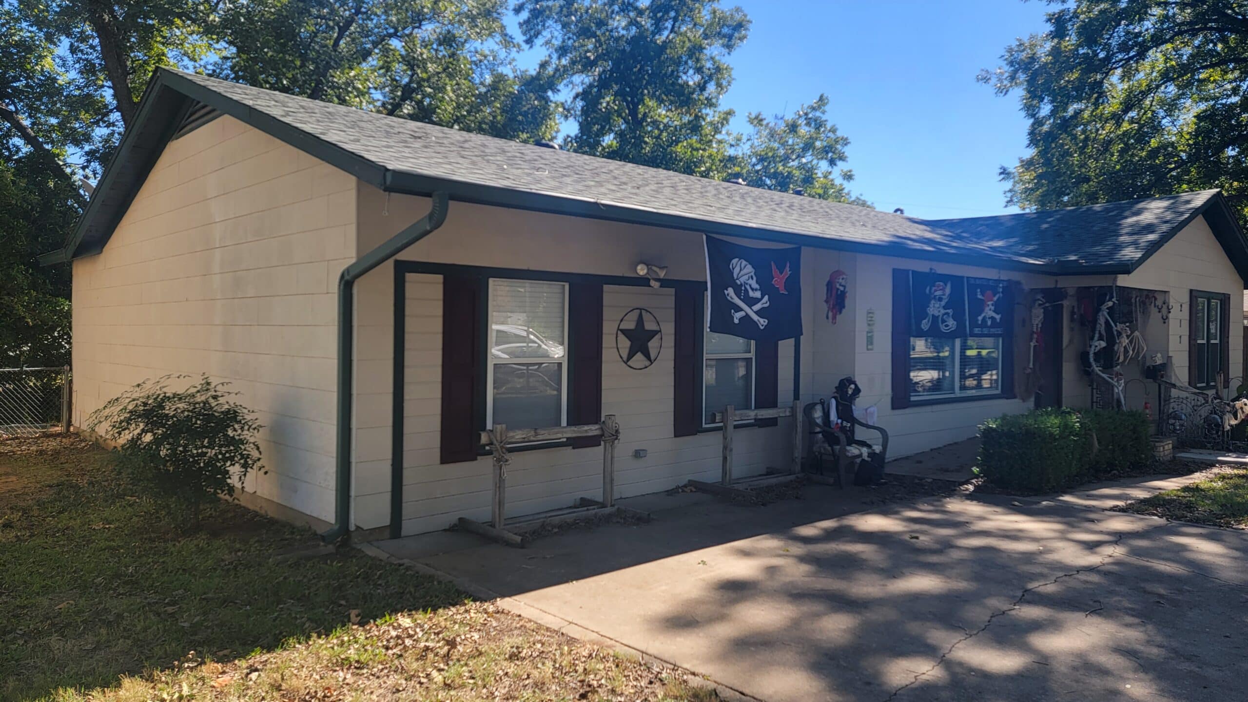 Front view of a country home in Burleson Texas before the new siding and windows are installed.